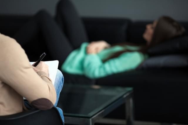 пациенты на сеансах регрессивного гипноза